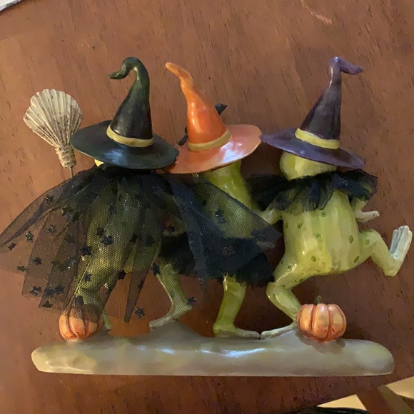 SOLD-Mark Roberts collectibles Dancing Frogs dressed like witches Halloween - Picture 8 of 13